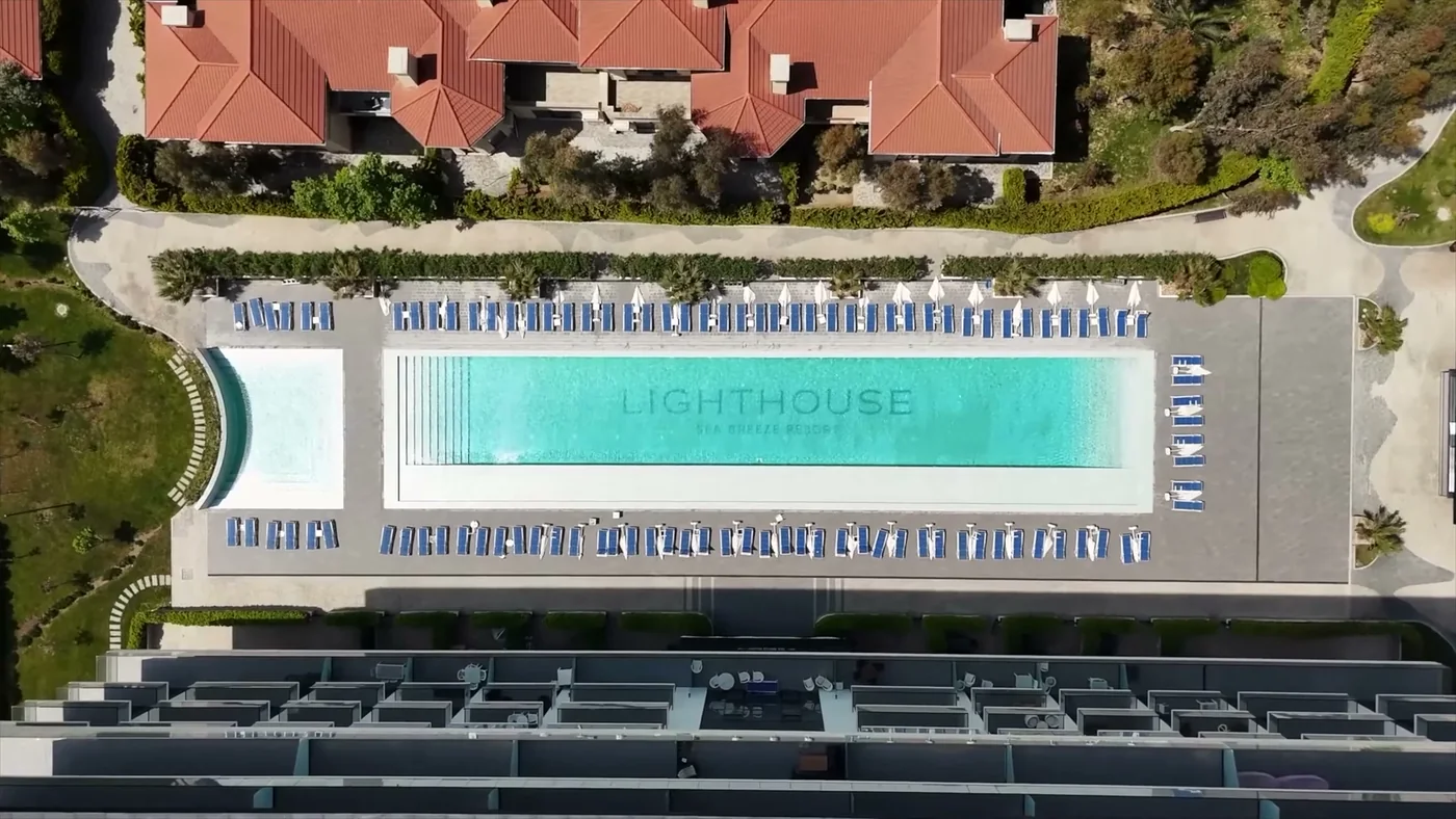 Бассейн во дворе Lighthouse сверху
