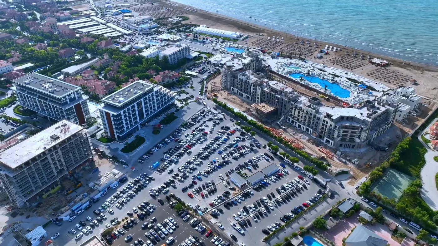 Квартал Lighthouse и берег курорта с дрона