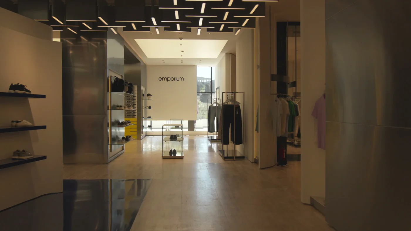 Внутри молла: проход в Emporium со светящимся потолком