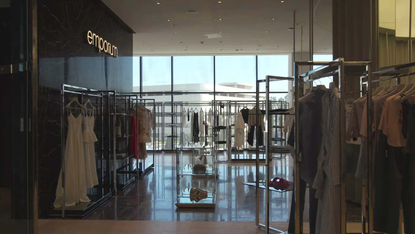 Витрина Emporium на первом этаже молла